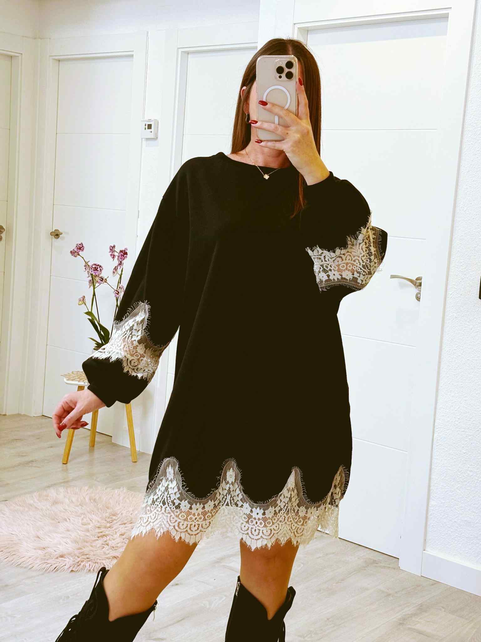 VESTIDO PARIS NEGRO CON ENCAJE Y OVERSIZE