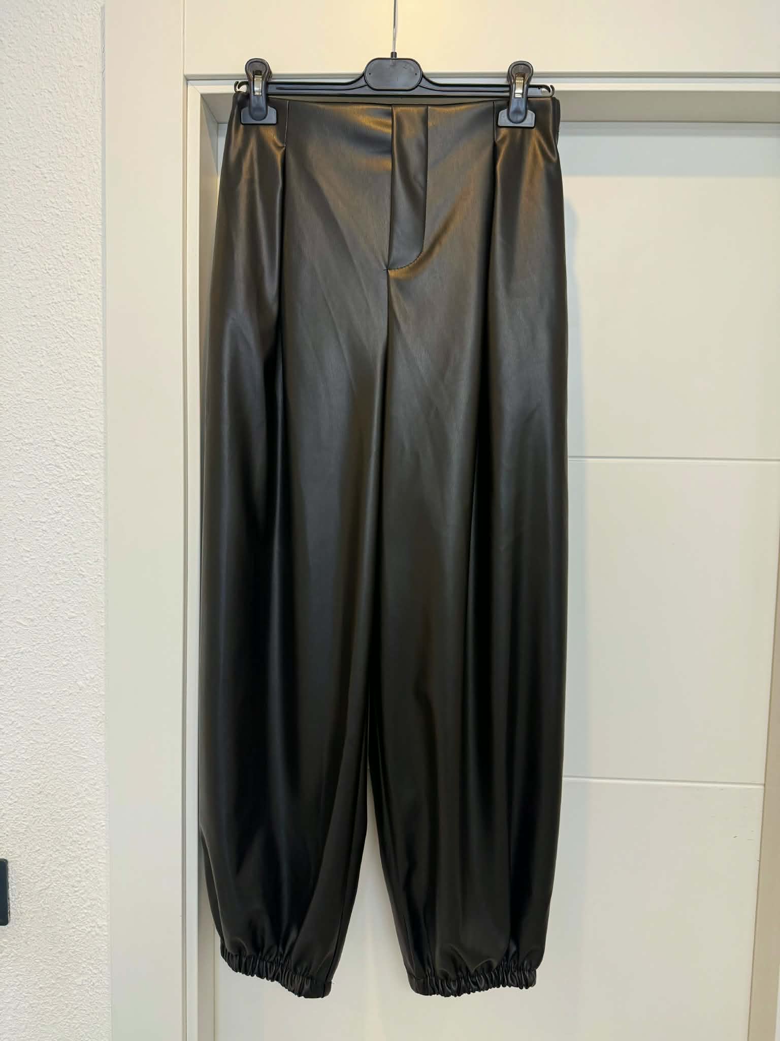 PANTALÓN GLOBO POLIPIEL NEGRO