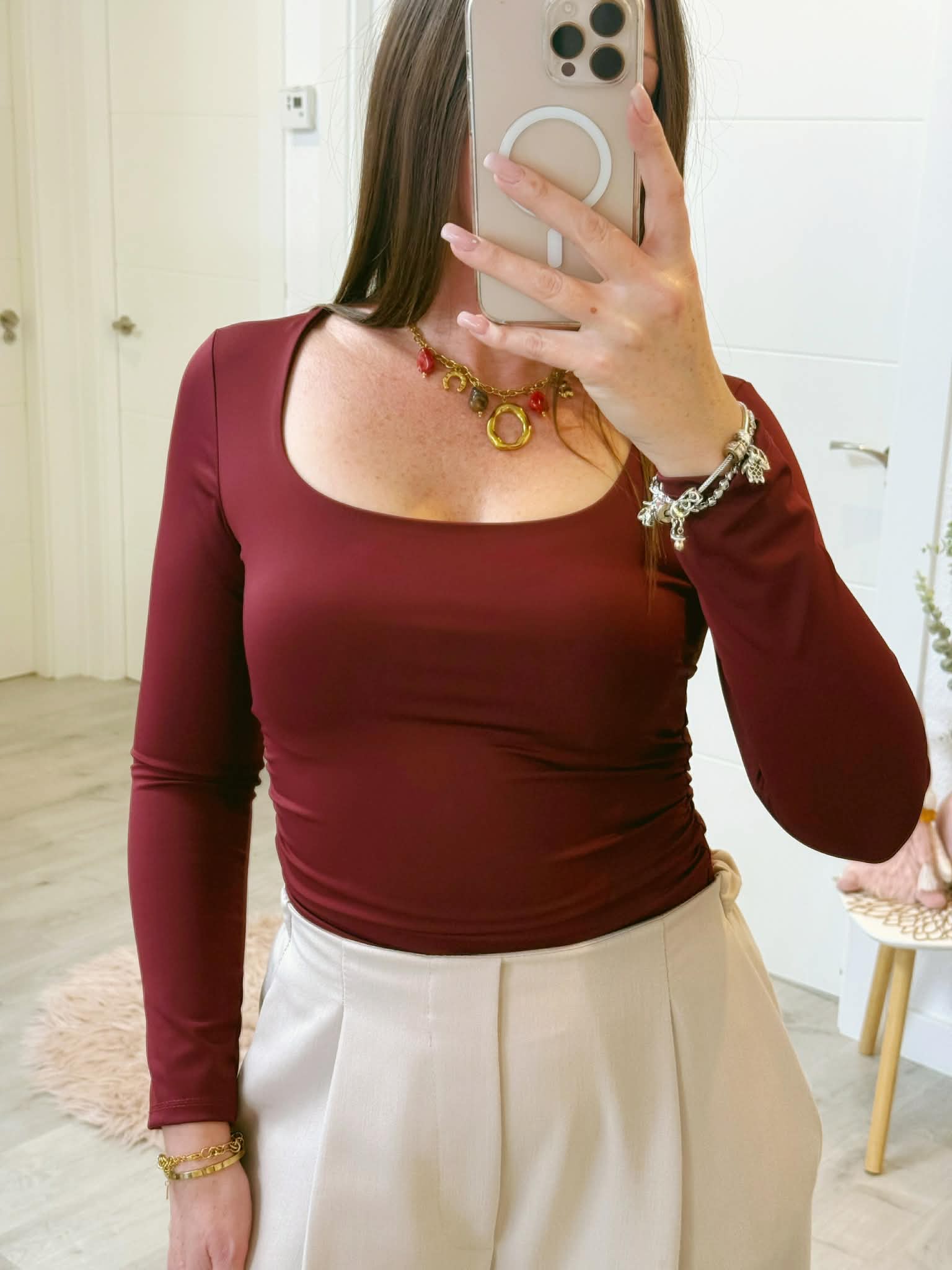 CAMISETA FRUNCIDO EN LOS LADOS GRANATE