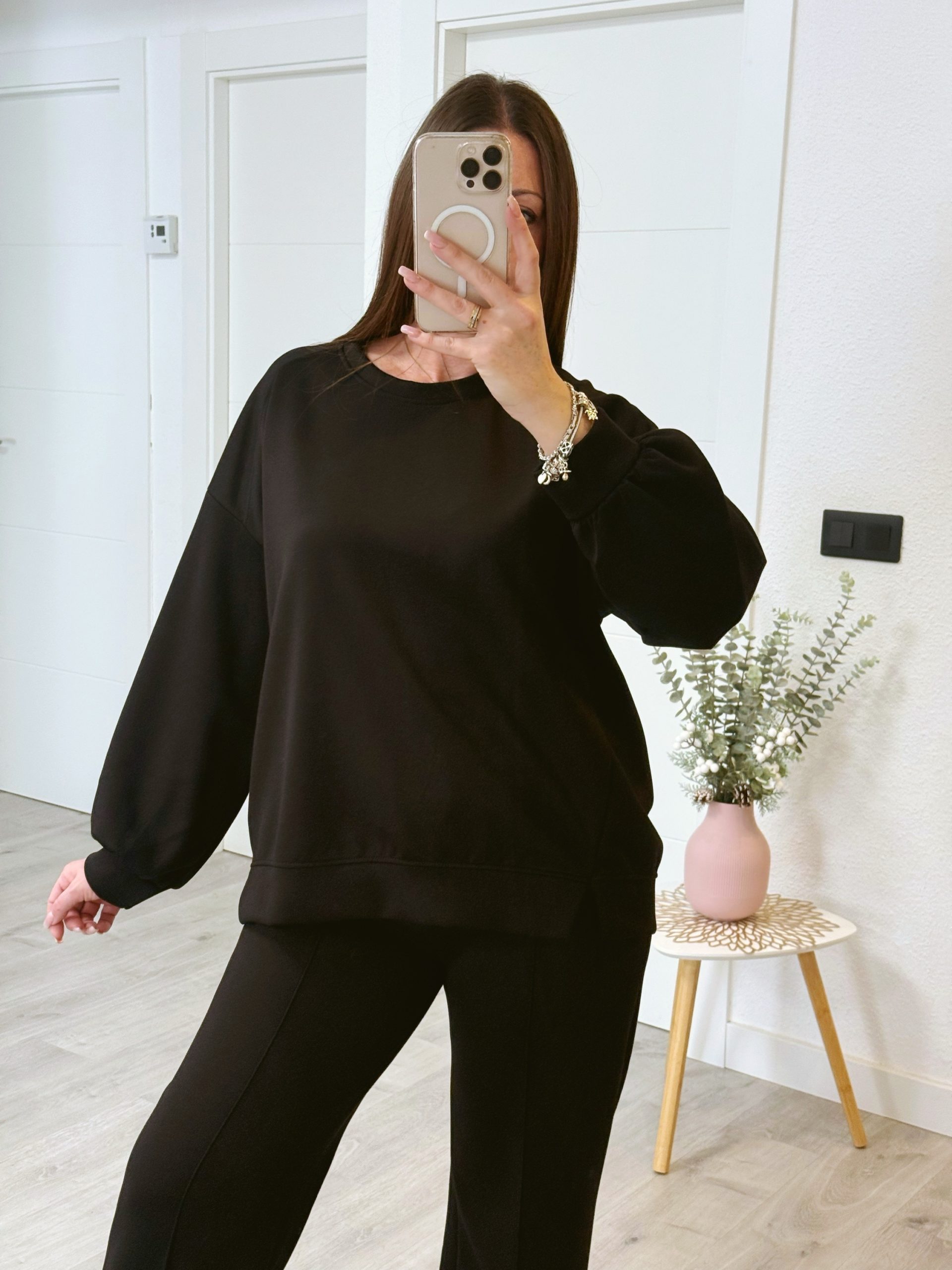 SUDADERA OVERSIZE NEGRA