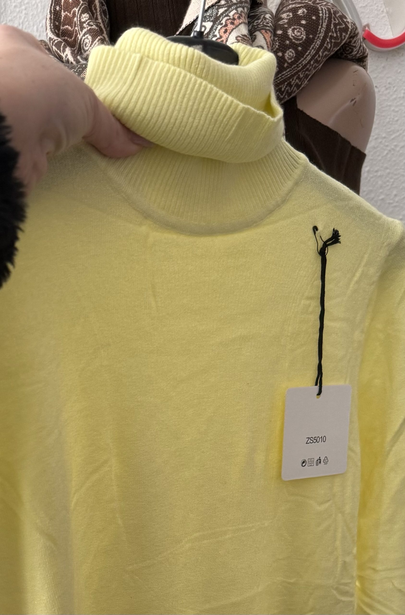 JERSEY CUELLO ALTO DE PUNTO AMARILLO CLARO