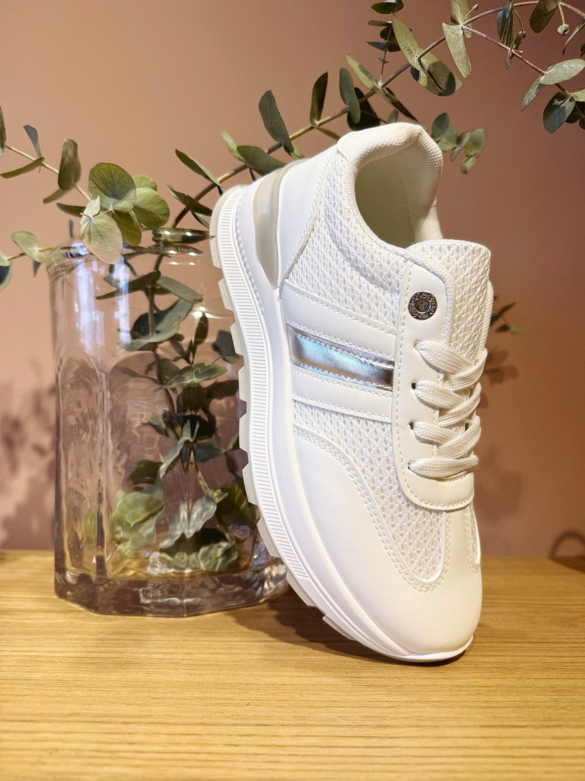 ZAPATILLAS BLANCAS Y PLATA