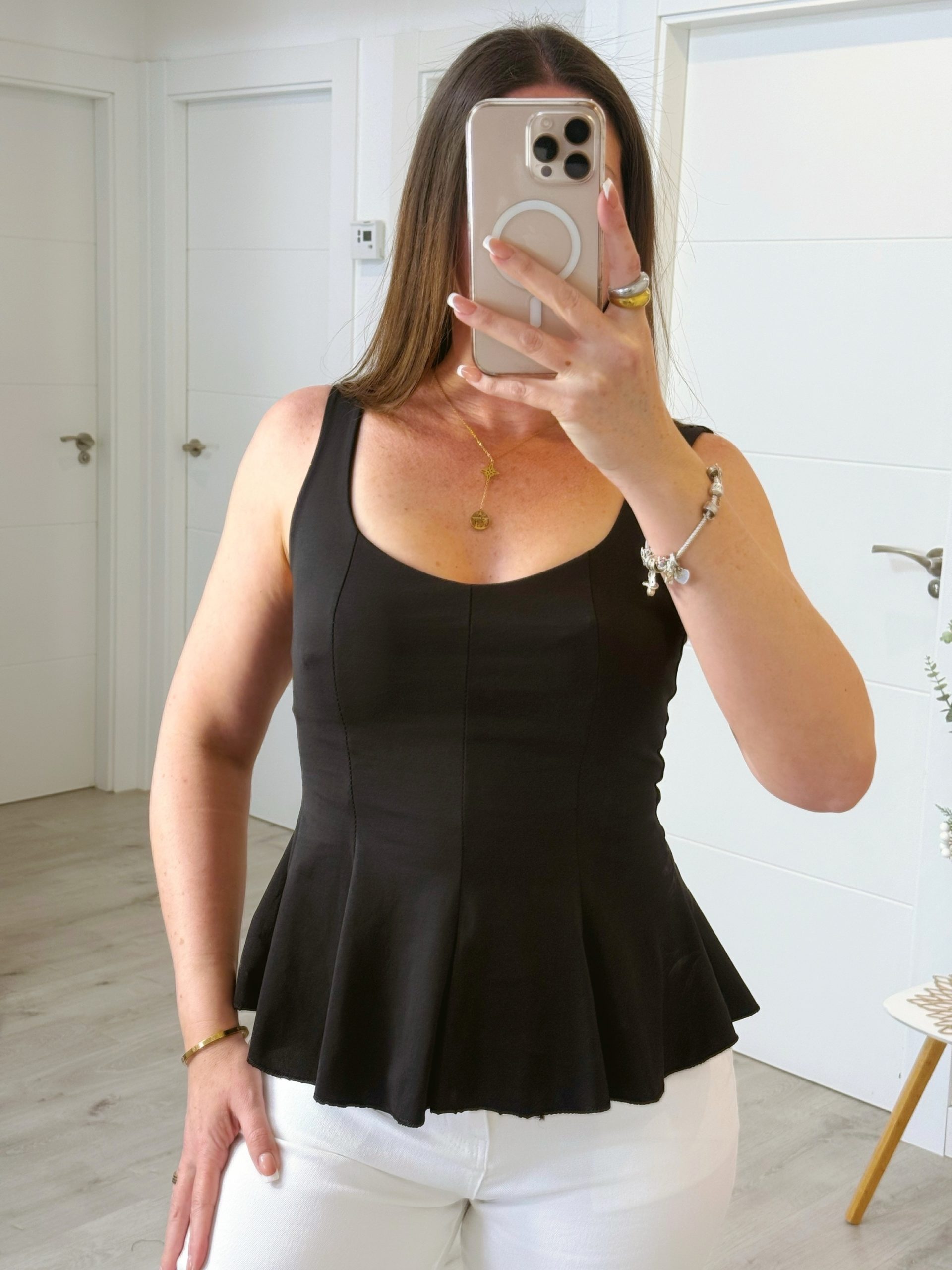 CAMISETA ALONDRA CON ESCOTE NEGRA