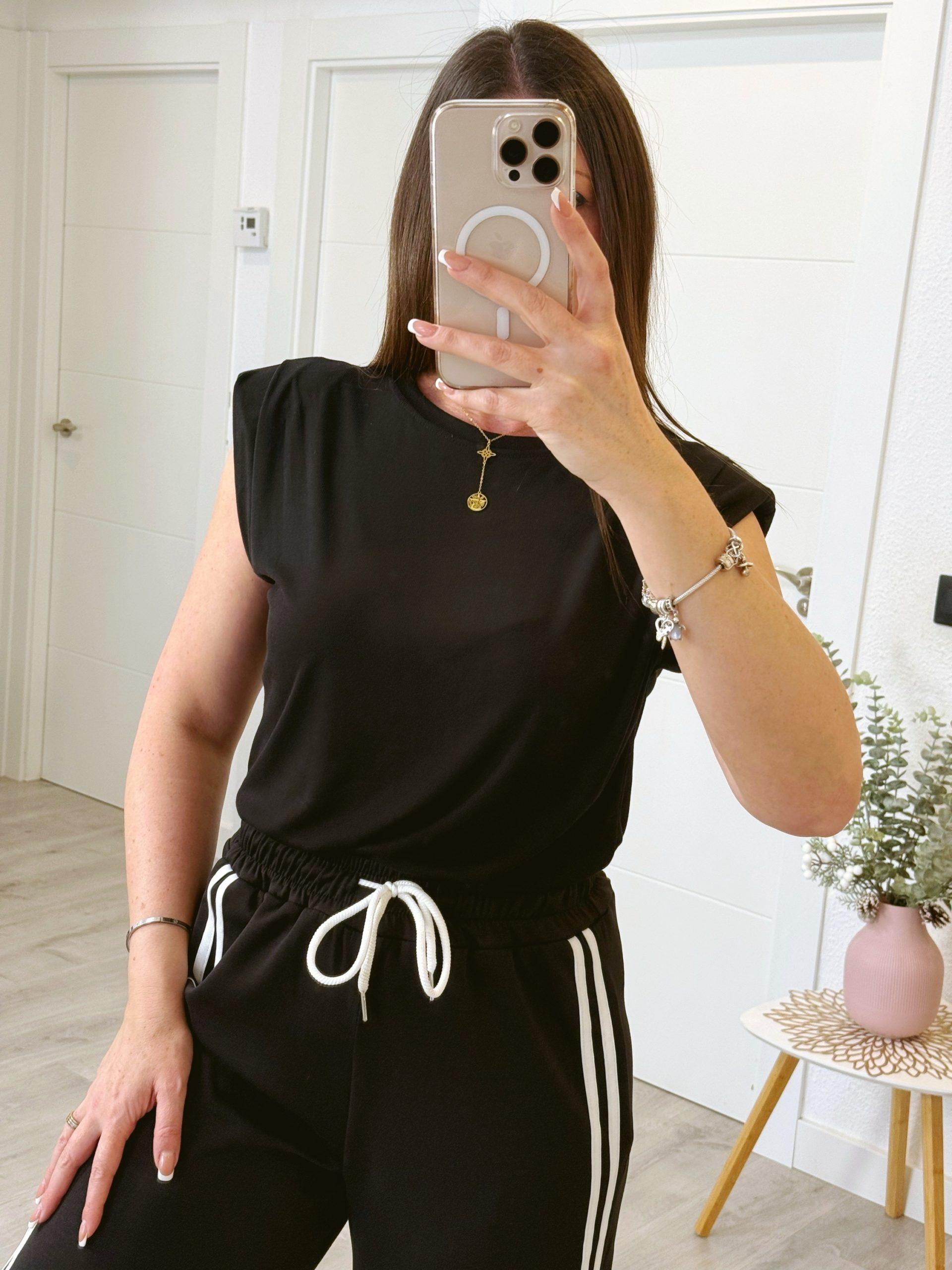 CAMISETA HOMBRERAS NEGRA