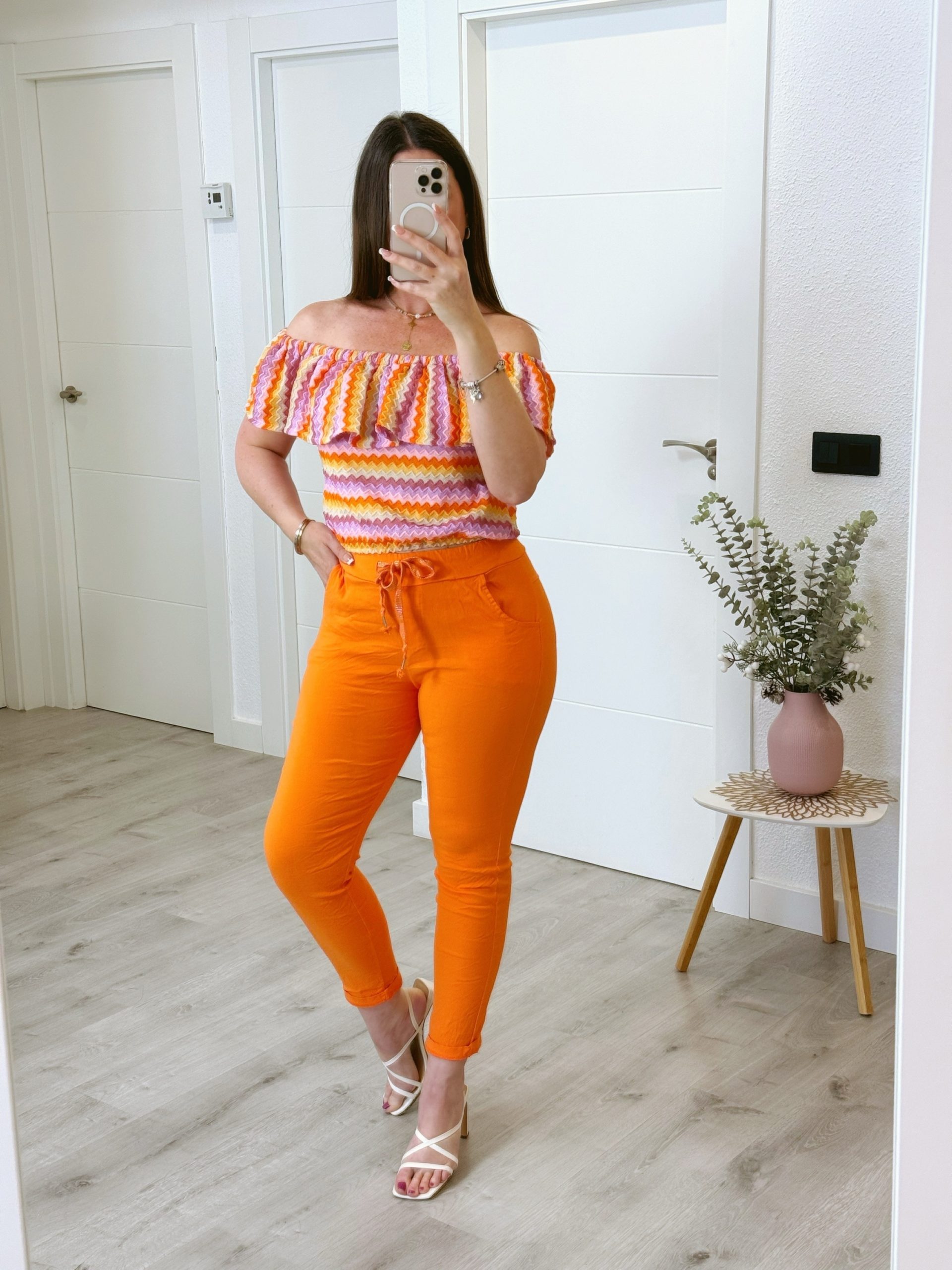 PANTALÓN EFECTO ARRUGADO NARANJA.