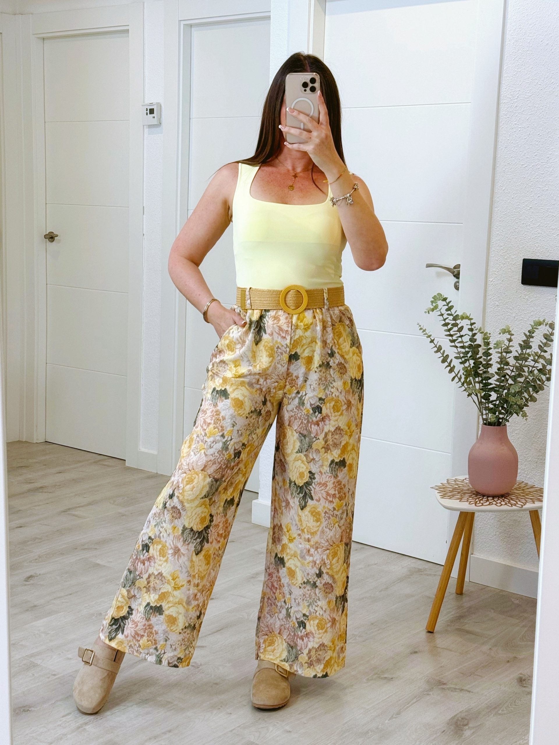 PANTALÓN FLORES CON CINTURÓN AMARILLO