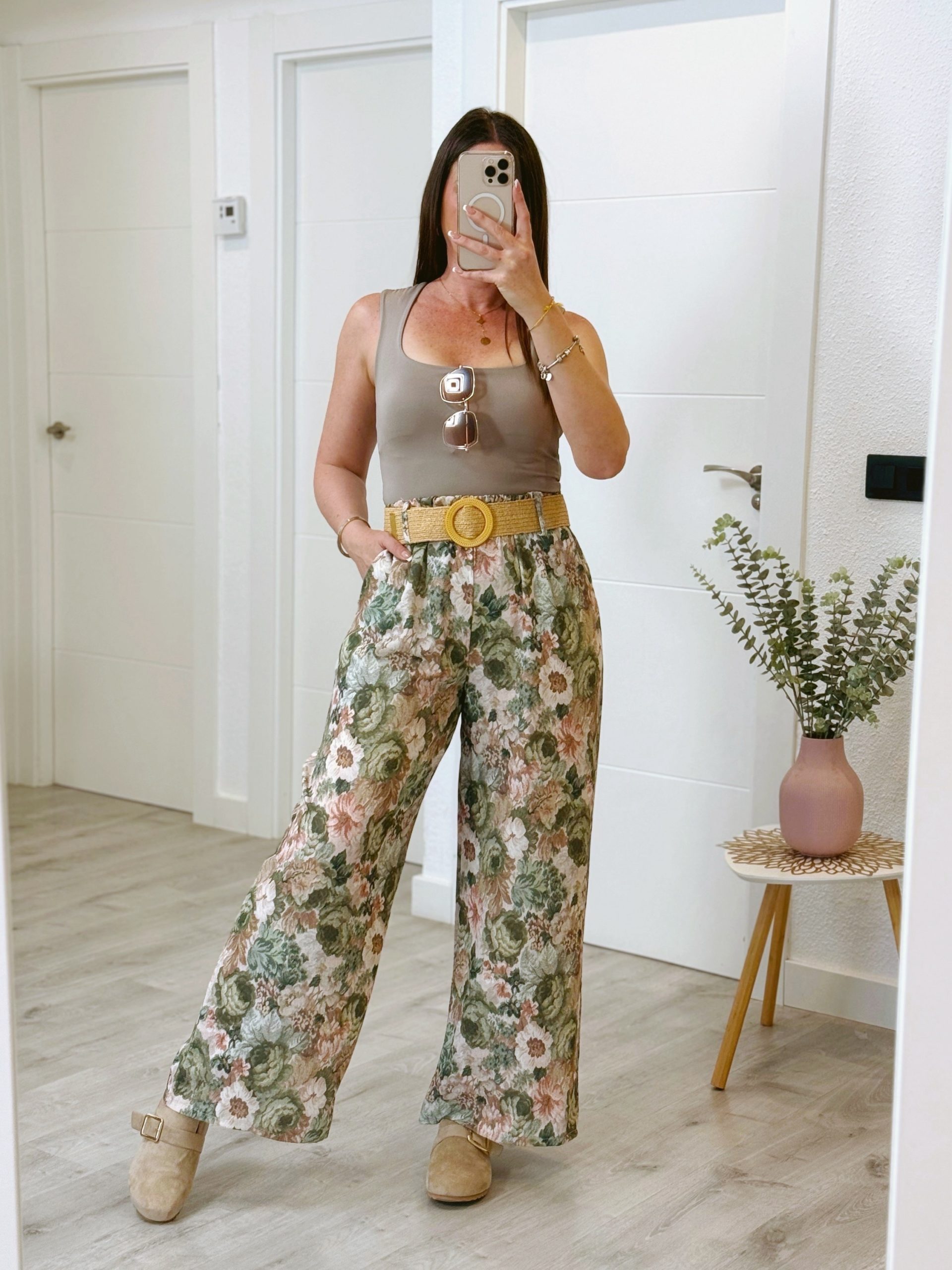 PANTALÓN FLORES CON CINTURÓN VERDE