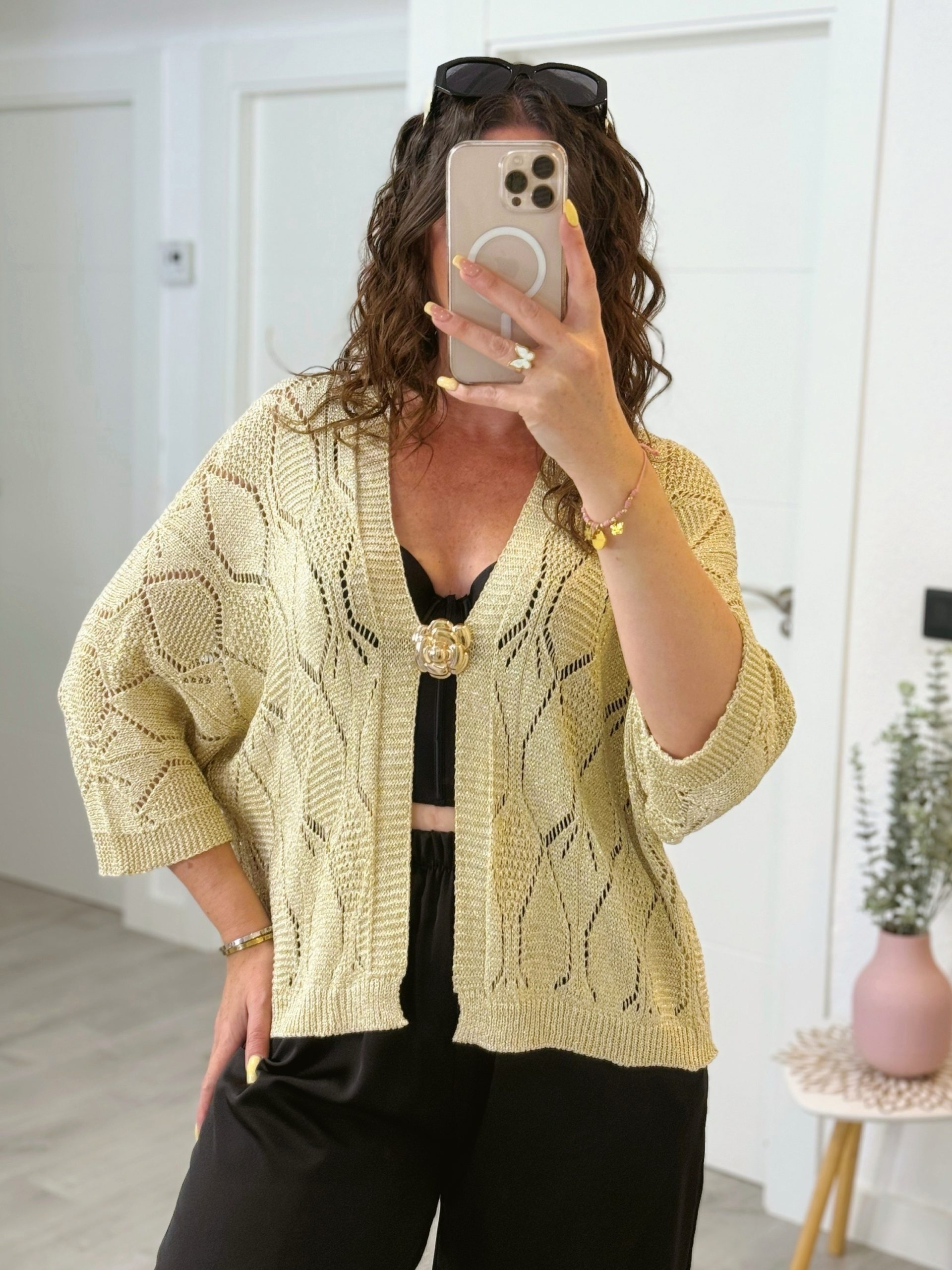 CÁRDIGAN DORADO CON BROCHE