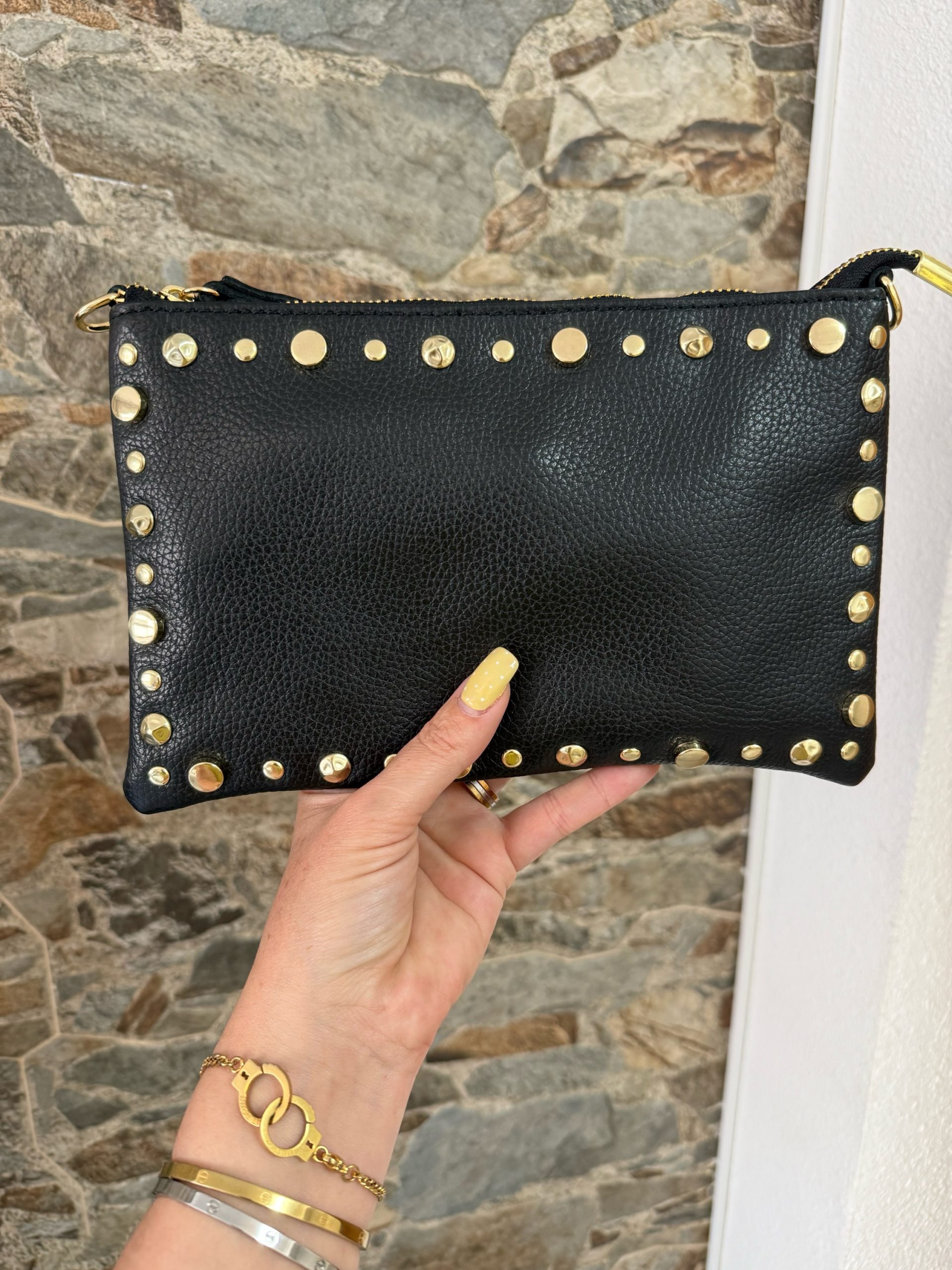 BOLSO SOBRE TACHUELAS NEGRO