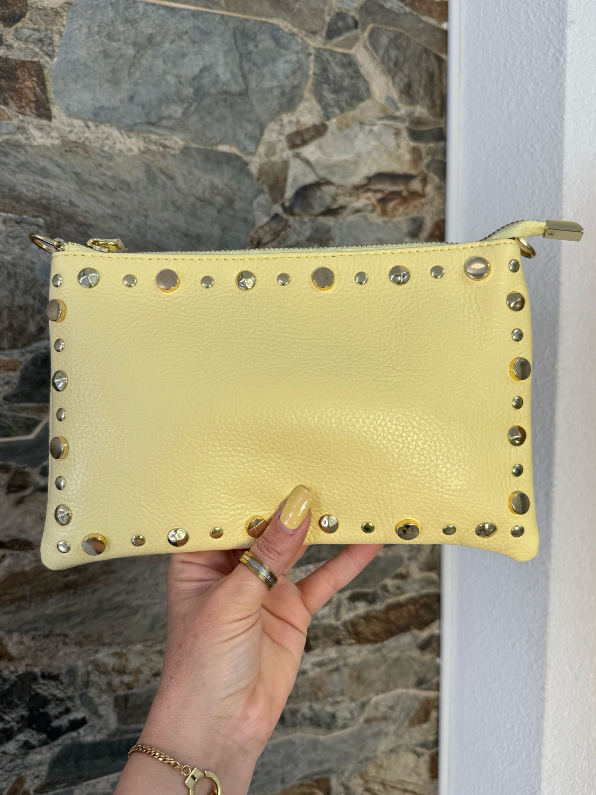 BOLSO SOBRE TACHUELAS AMARILLO