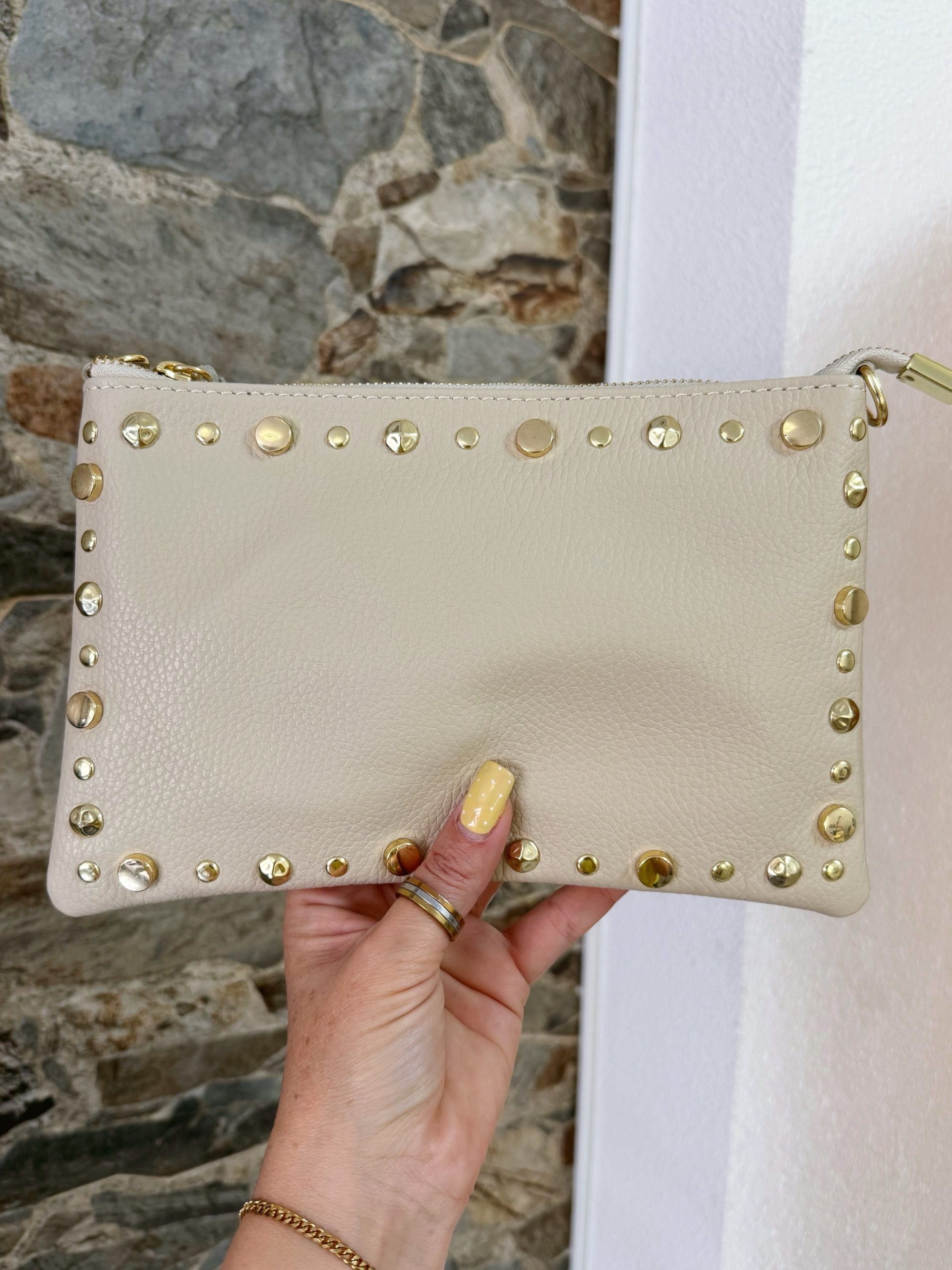 BOLSO SOBRE TACHUELAS BEIGE