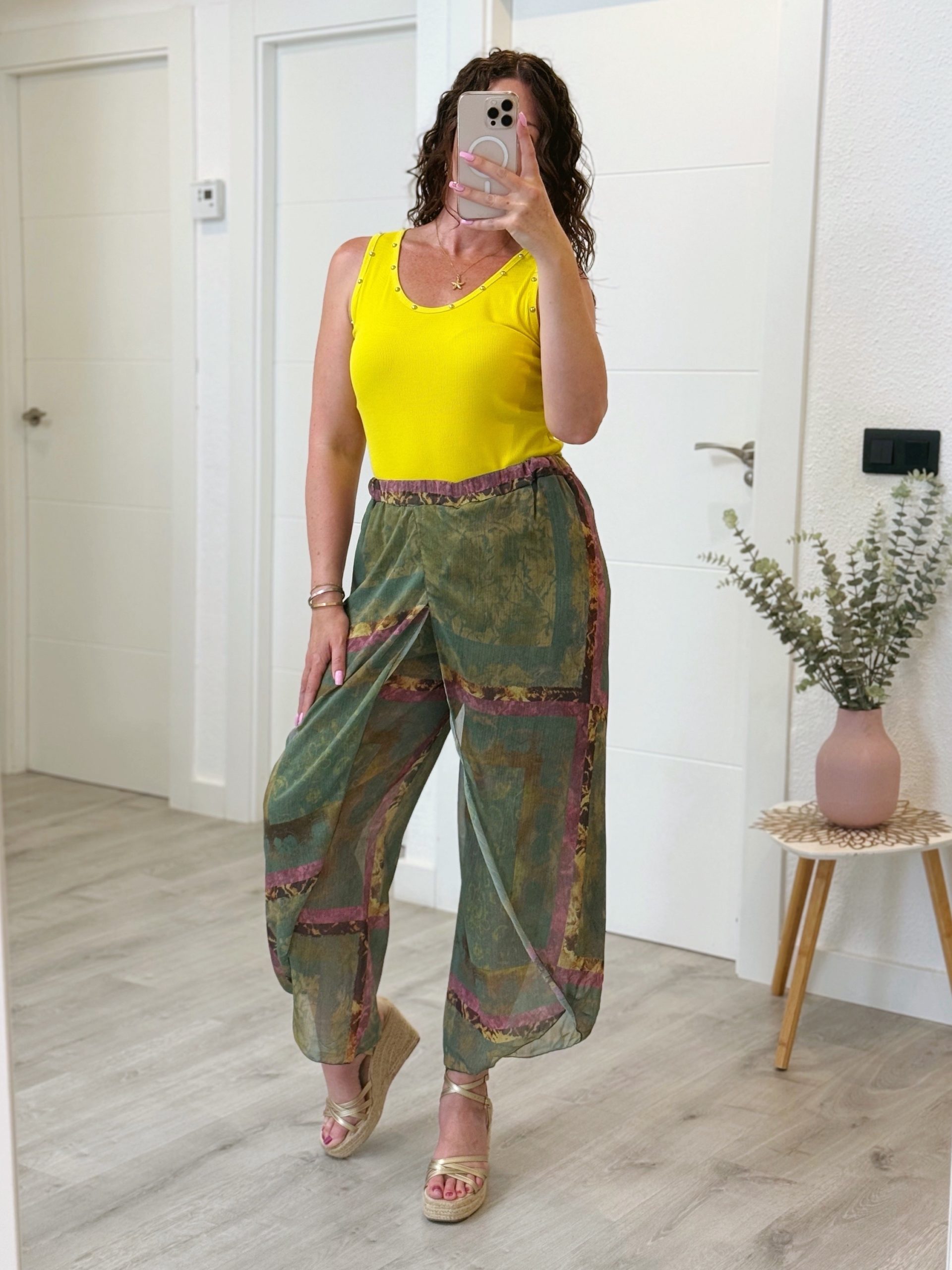 PANTALÓN ABERTURAS ESTAMPADO