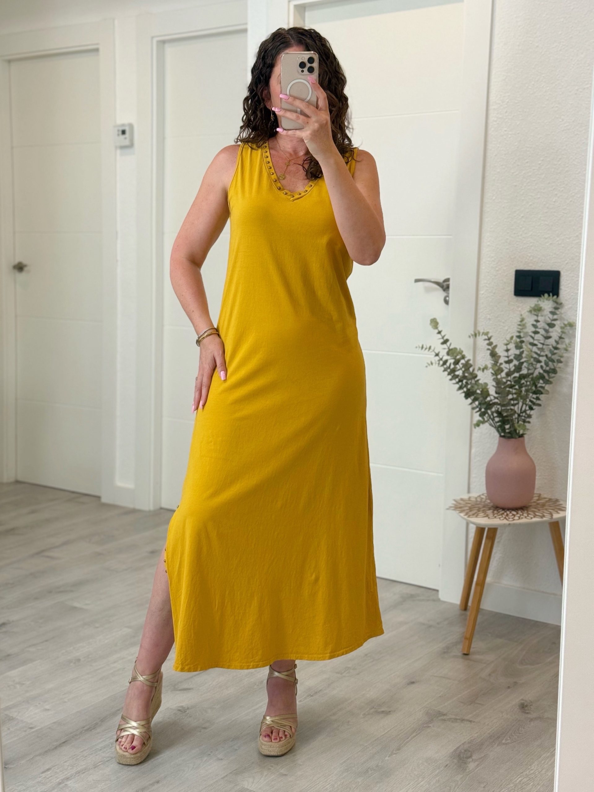 VESTIDO TACHUELAS LARGO MOSTAZA