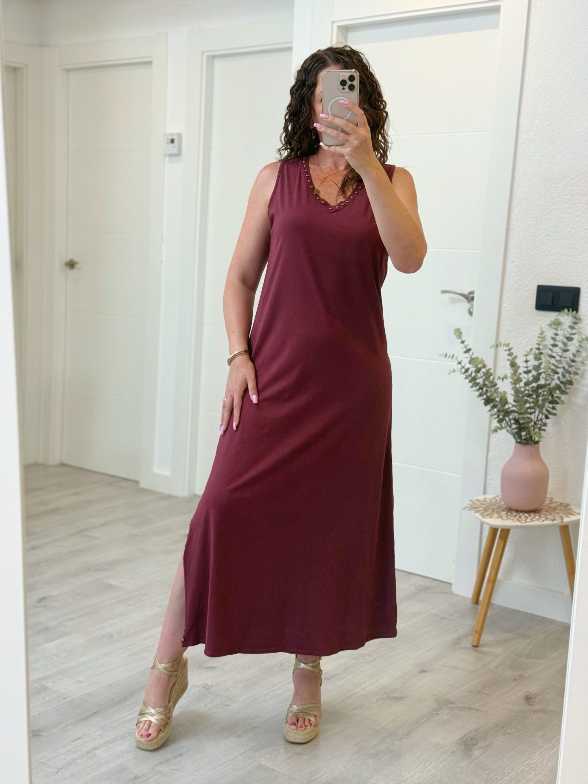 VESTIDO TACHUELAS LARGO BURDEOS