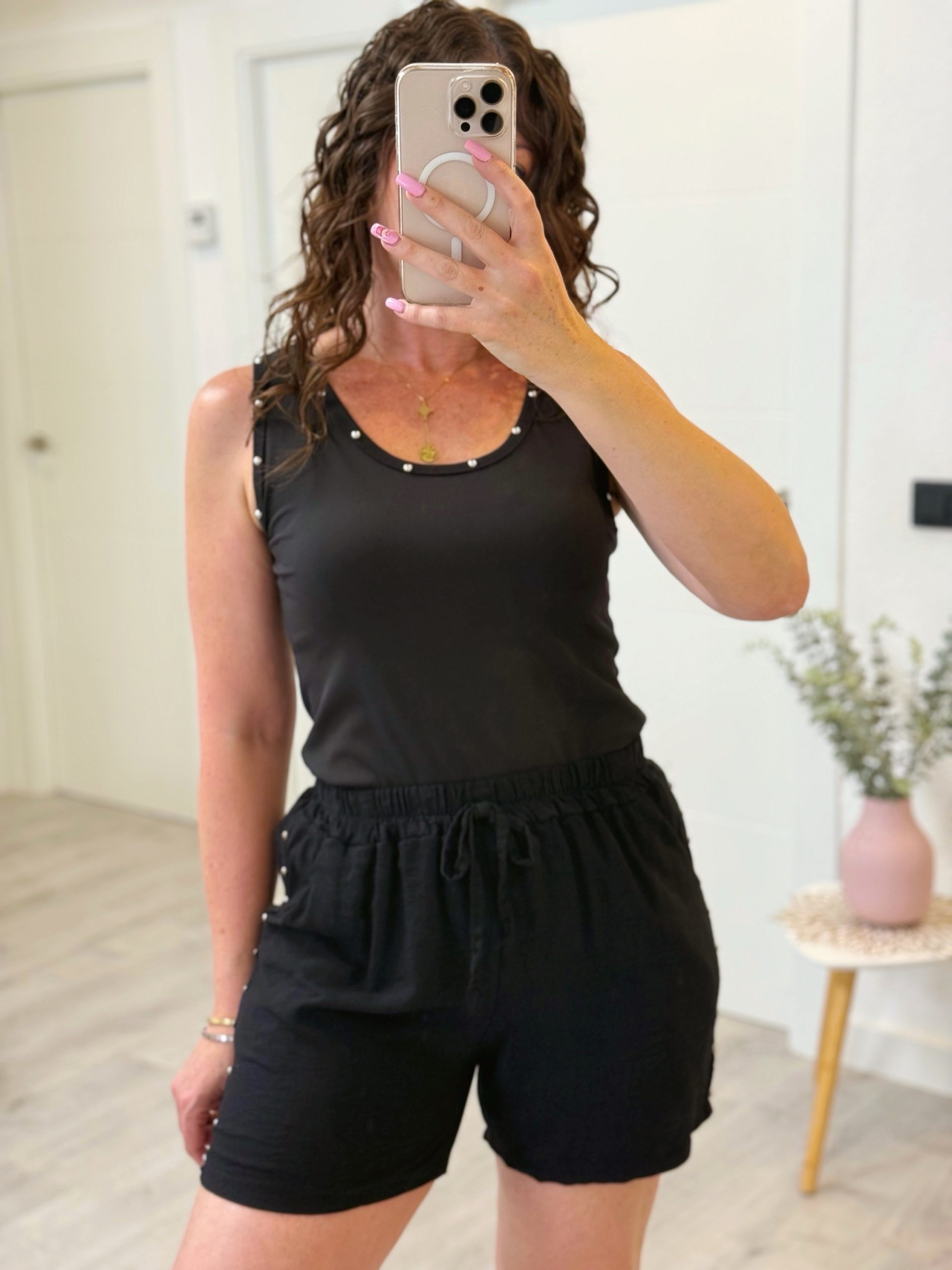 PANTALÓN TACHUELAS CORTO NEGRO