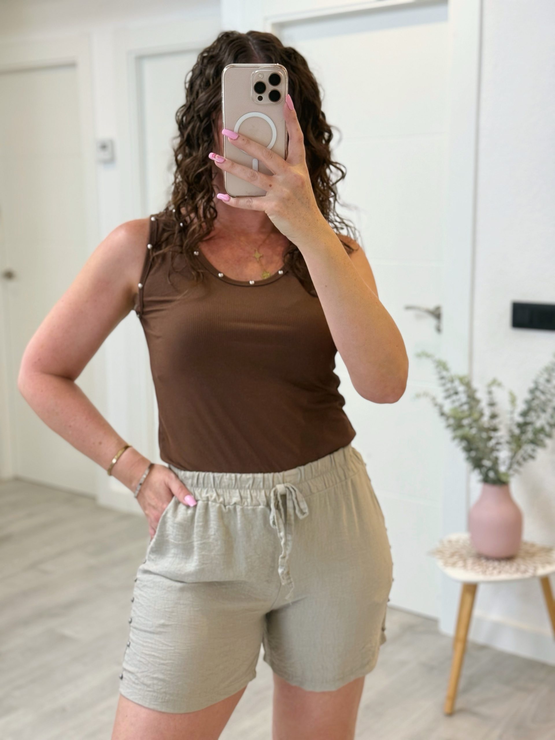 PANTALÓN TACHUELAS CORTO TAUPE