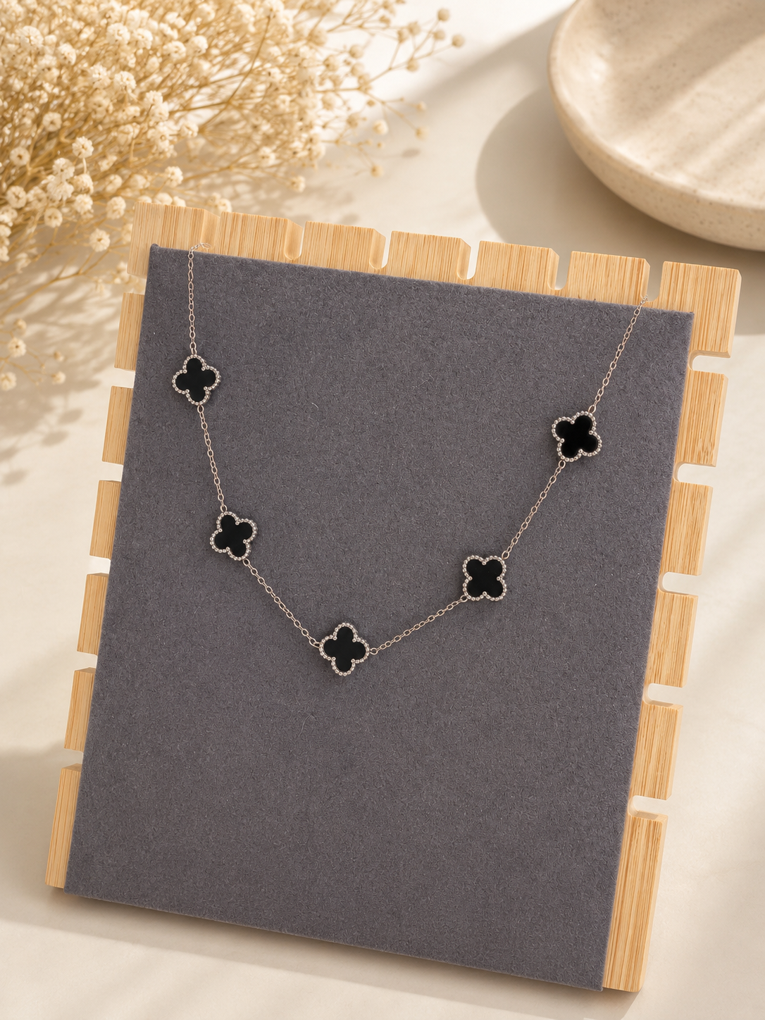 COLLAR FLORES NEGRAS PLATA - ACERO