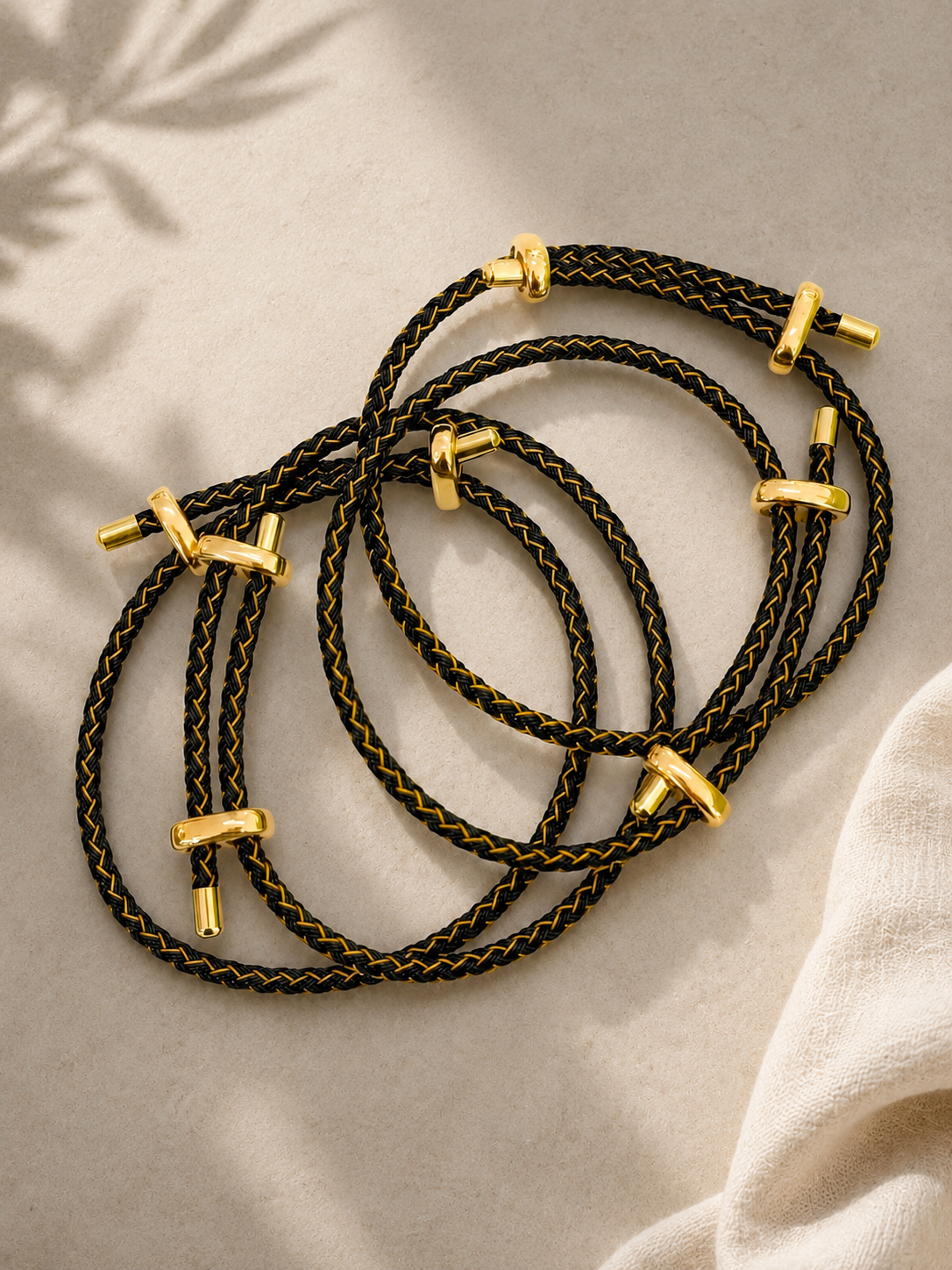 PULSERA NEGRA Y DORADA