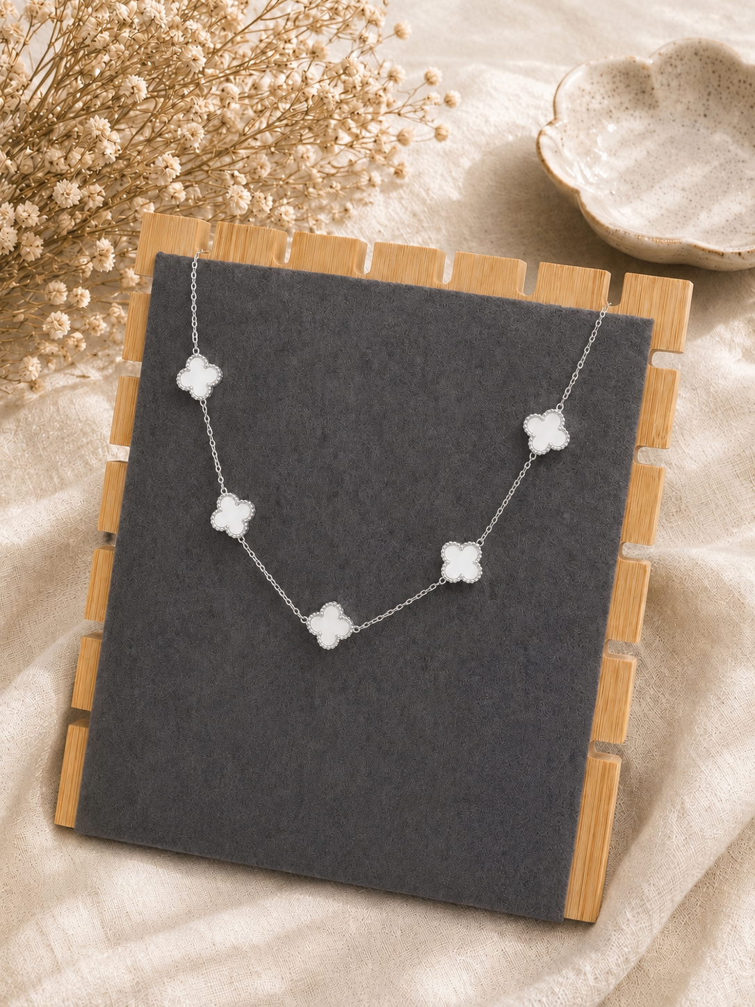 COLLAR FLORES BLANCAS PLATA - ACERO