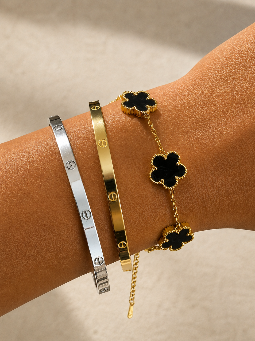 PULSERA FLORES NEGRAS ORO - ACERO