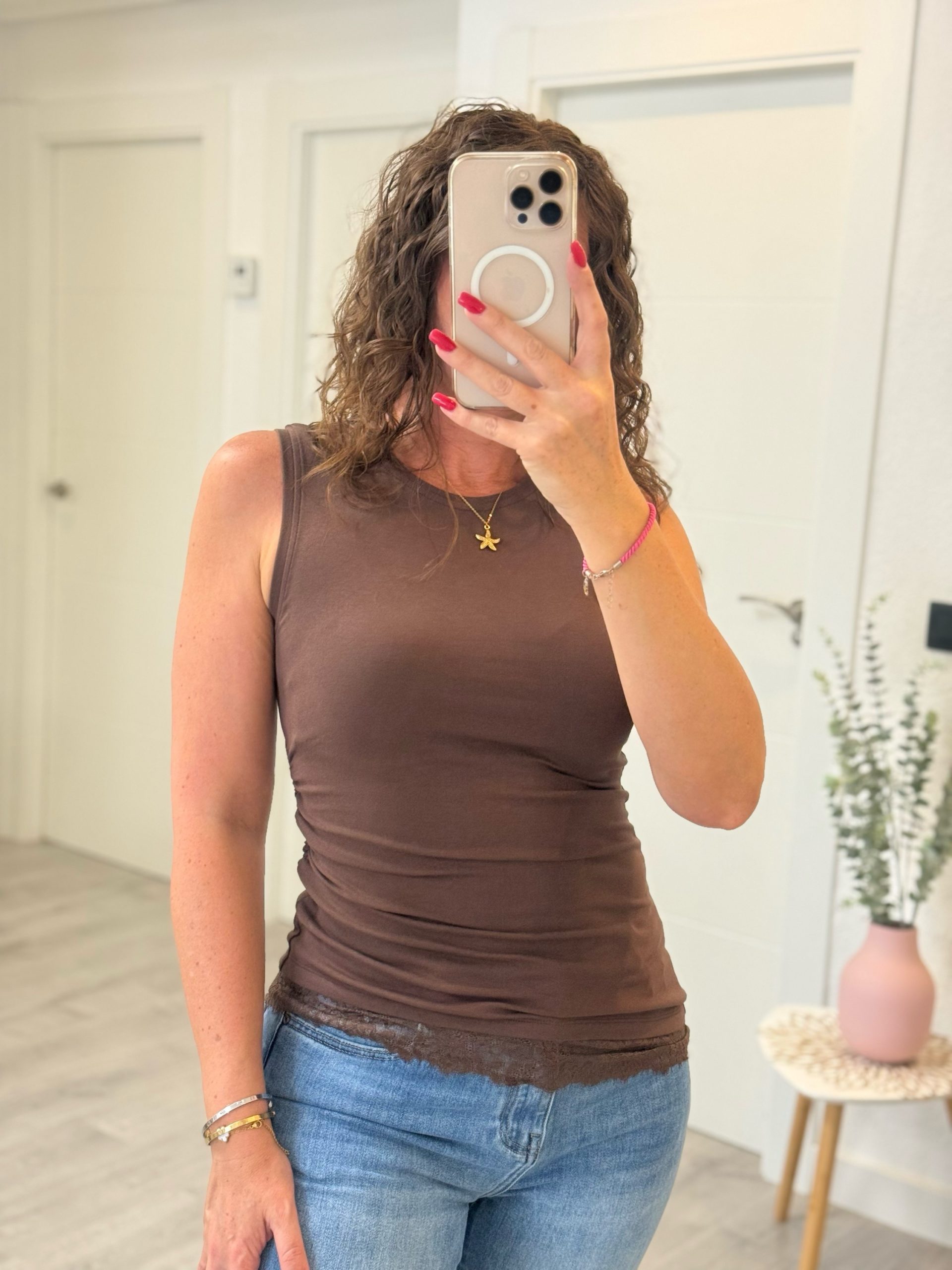CAMISETA FRUNCIDA Y ENCAJE MARRÓN