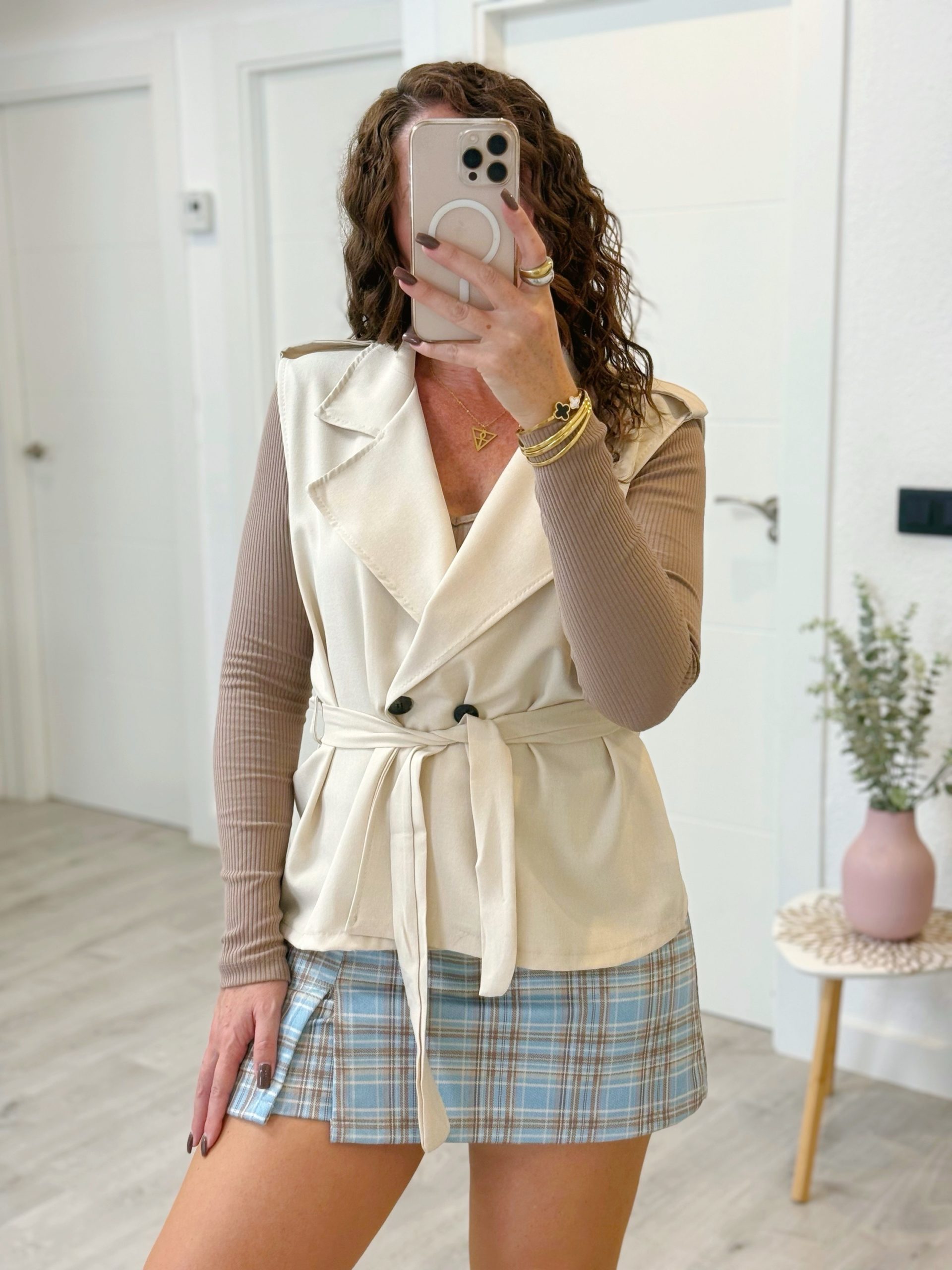 CHALECO CON CINTURÓN BEIGE